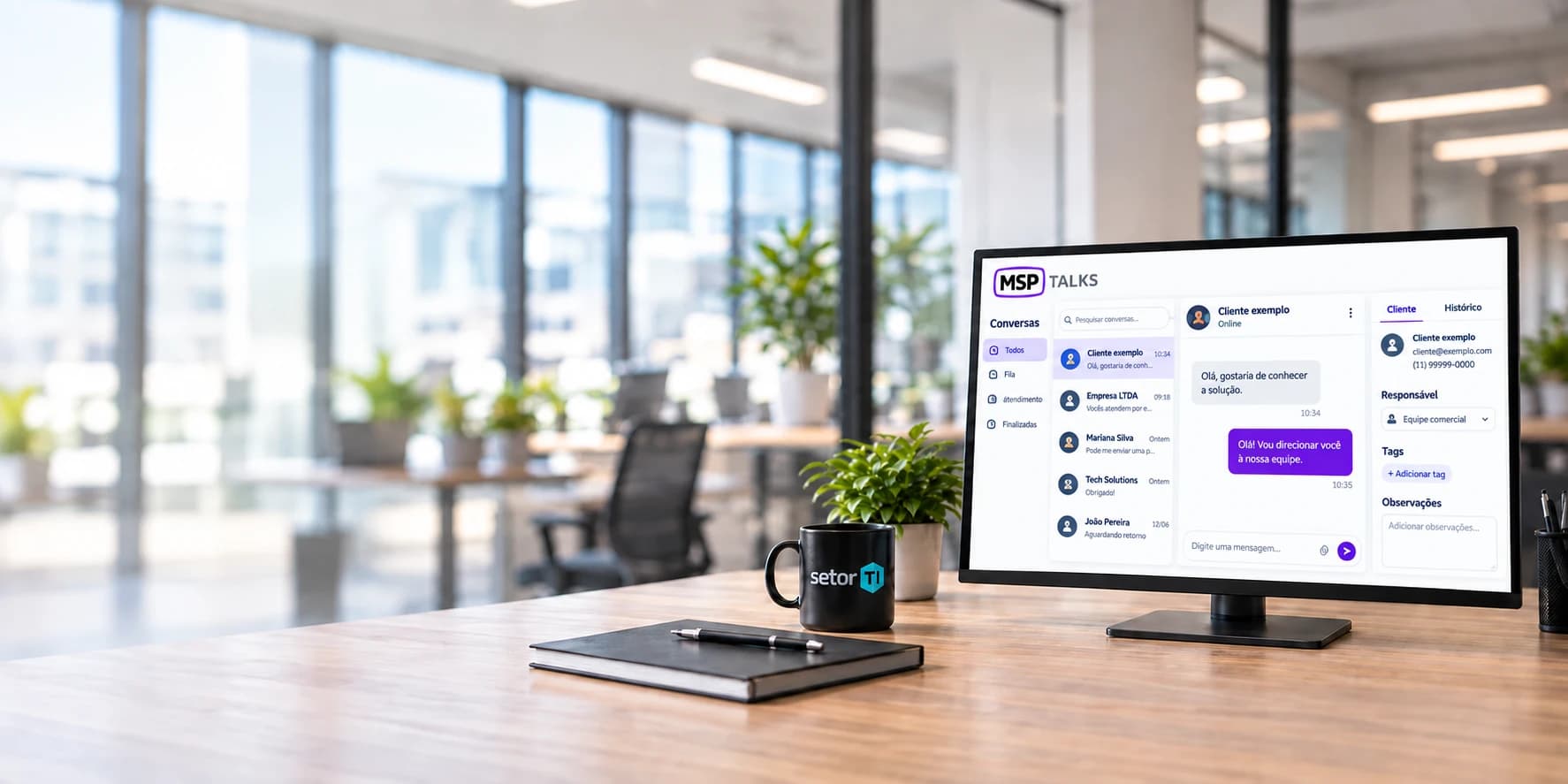 Composição ilustrativa do MSP Talks em um monitor, sobre mesa de escritório com caneca Setor TI
